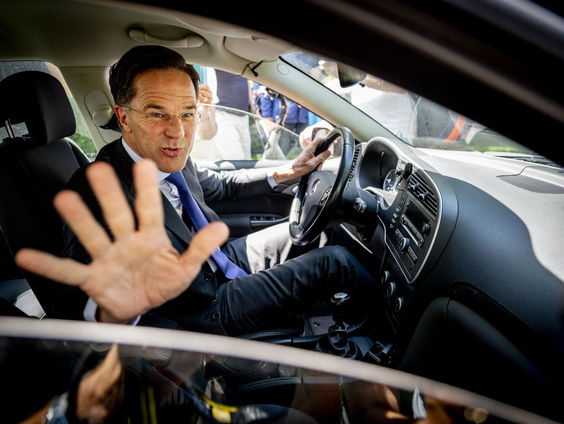 Kamer debatteert vandaag over val kabinet, oppositie richt pijlen op Rutte