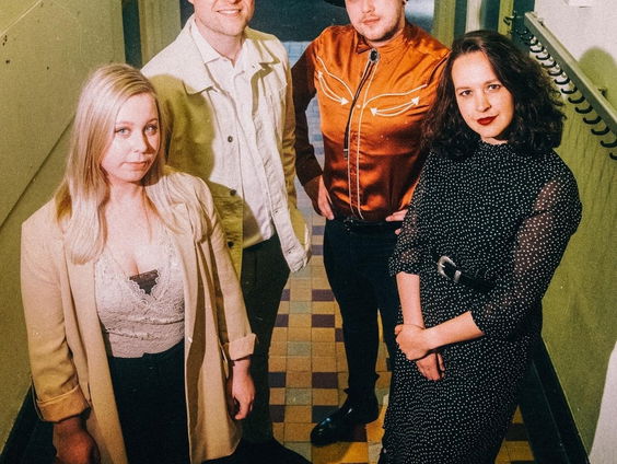 De band Mother Deer speelt live!