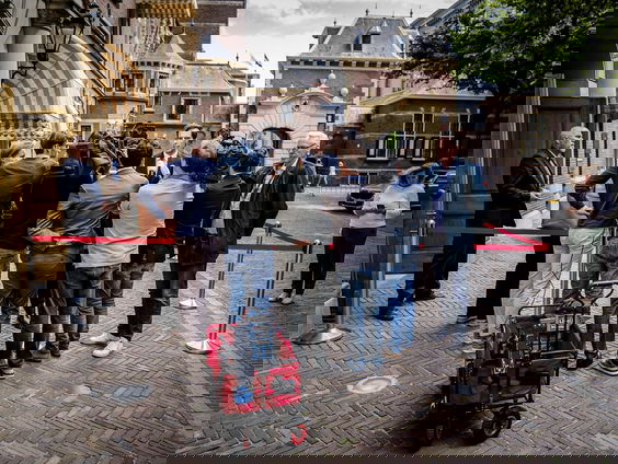 Kiest de parlementaire pers te veel de kant van de macht?