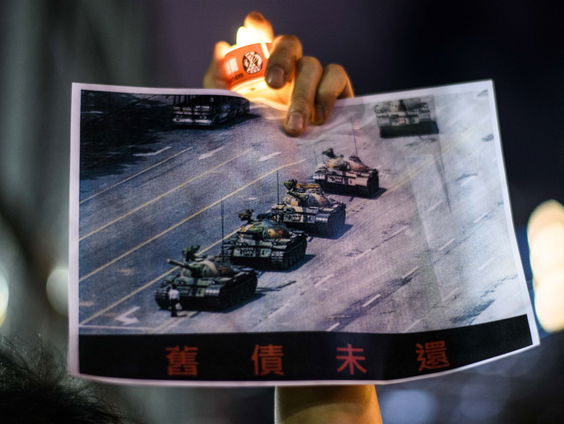 Terug naar 1989: ‘Tank Man' stopt meerdere tanks in China