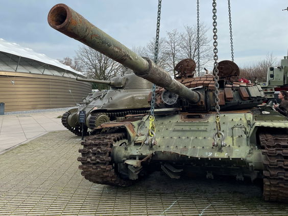 Spanningen tussen bezoekers over gehavende Russische tank in Nederlands museum