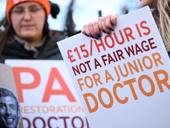 Artsen houden langste staking in Britse geschiedenis