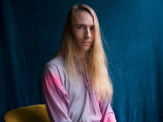 Woordkunstenaar Hannah Chris Lomans met 'Een lichaam dragen'