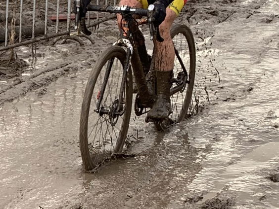 Ploeteren in de modder van Zaltbommel tijdens NK veldrijden