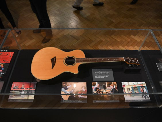 Willem Philipsen speelt weer gitaar