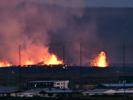 Lavastroom bereikt IJslands dorp