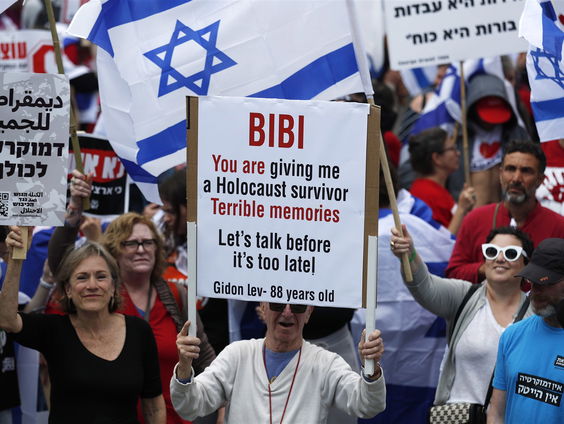 Netanyahu met zijn rug tegen de muur