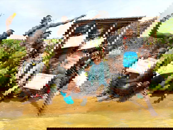 Jessica Takacs geeft zwemles in Oeganda