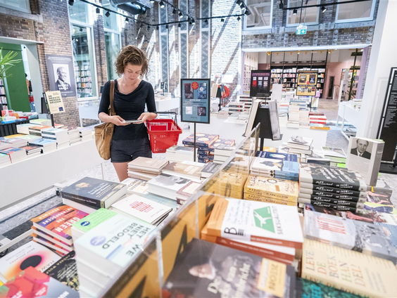 Maken zelfhulpboeken juist eenzaam?