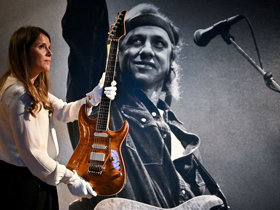 Indrukwekkende gitaarcollectie van Mark Knopfler geveild