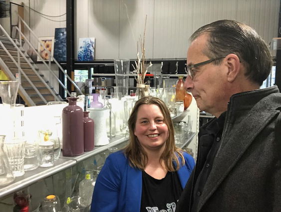 Het Uitzendbureau: Marcel Dekker in kringloopwinkel 'Hollandse Kroon' in Anna Paulowna.