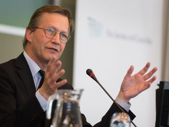 Sven Op 1: CDA-historicus Kroeger: "Hoekstra blijft teveel in oude reflexen hangen"