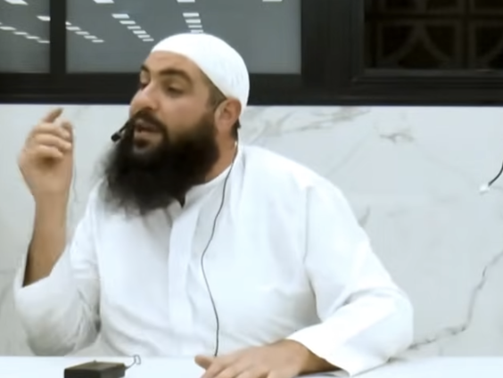 Kun je een omstreden islamitische prediker tegenhouden? Ook om online te spreken?