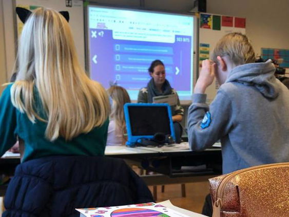 Cijfers moeten in het klaslokaal bekend worden, niet via de app