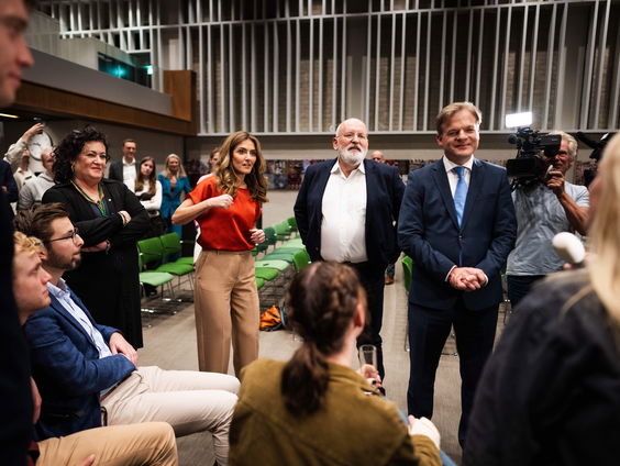 Eerste verkiezingsdebat in College Tour