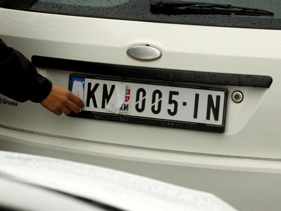 De kentekenkwestie van Kosovo & Britse premier lonkt naar Brussel