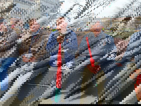 Orbán houdt in aanloop naar verkiezingen deur voor Moskou open