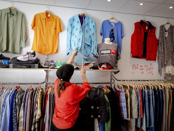 Wat gebeurt er met al die ongebruikte kleding?