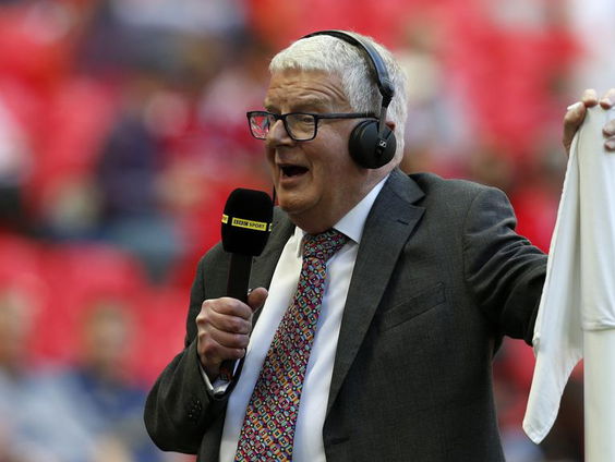 Voetbalcommentator Eddy Poelmann herdenkt zijn overleden collega John Motson