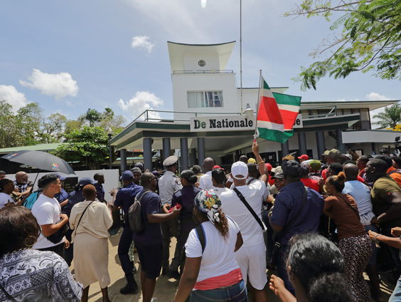 In Suriname moet het normale leven weer opgepakt worden