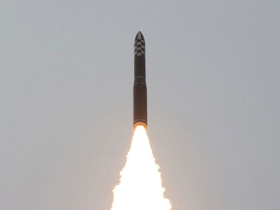 Noord-Korea vuurt opvallende raket af