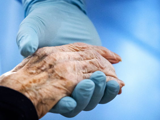 Waarom zou de overheid moeten stoppen met het zelfredzaamheidsprincipe?