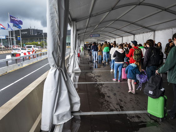 Hoe verlopen de onderhandelingen tussen FNV en Schiphol?