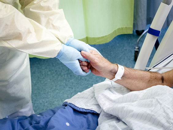 Vakbonden FNV en CNV tegenover Nederlandse staat om compensatie zorgmedewerkers met long covid