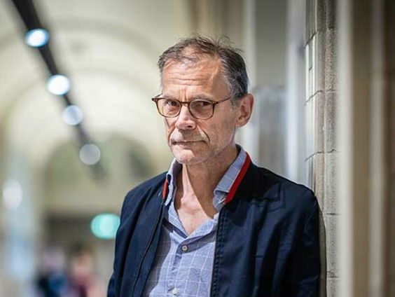 Fotojournalist Hans Aarsman ontleedt persfoto's in zijn nieuwe theatervoorstelling