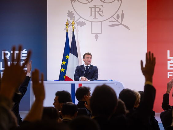 Macron grijpt alles aan om de Fransen voor zich te winnen