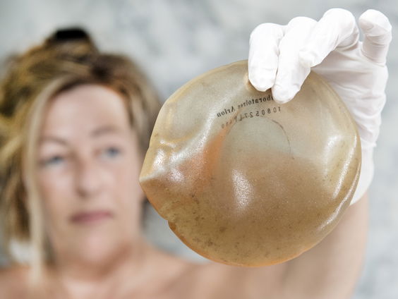 Bureau Clara Wichmann sleept borstimplantaten-producent voor de rechter