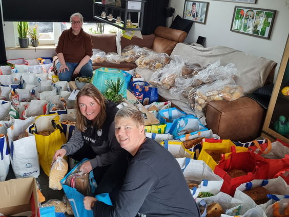 Brood verdelen onder minderbedeelden in de buurt