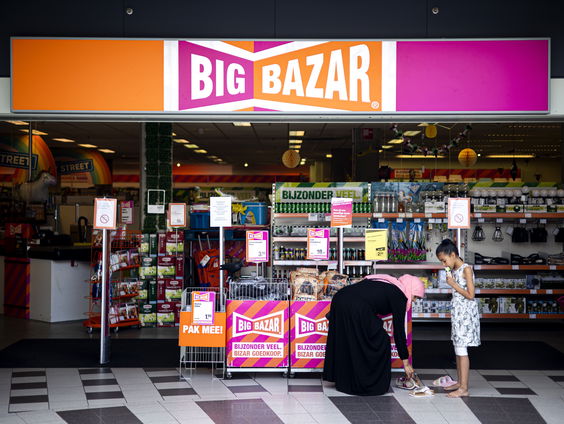 Winkelpersoneel van omgevallen winkels moeten een ontslagvergoeding krijgen