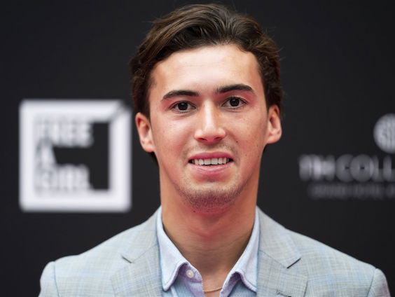 Nino Wilkes schreef boek Ballenjongen over inclusiviteit in de voetbalwereld