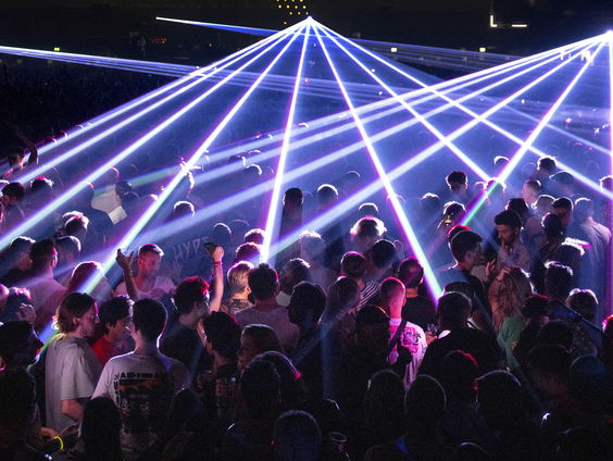 Geluidsniveau in clubs mogelijk naar 100 decibel: 'Geluid moet zachter én harder kunnen'