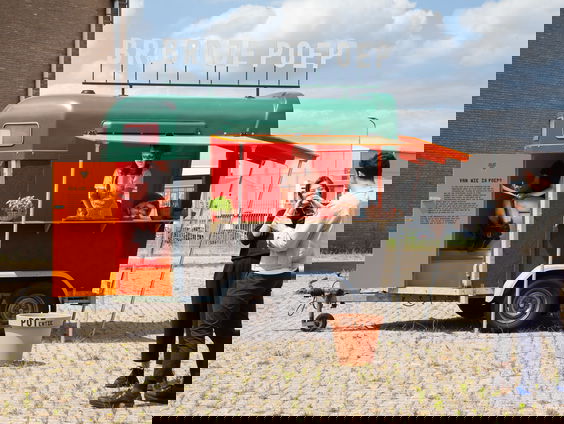 Mai Verbij proeft een broodje poep