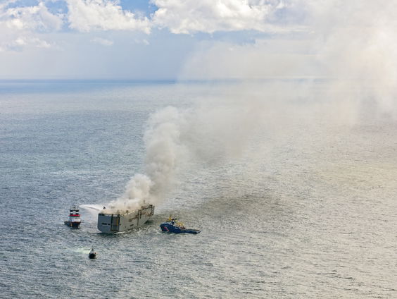 Brand op vrachtschip bij Ameland kan nog dagenlang doorgaan