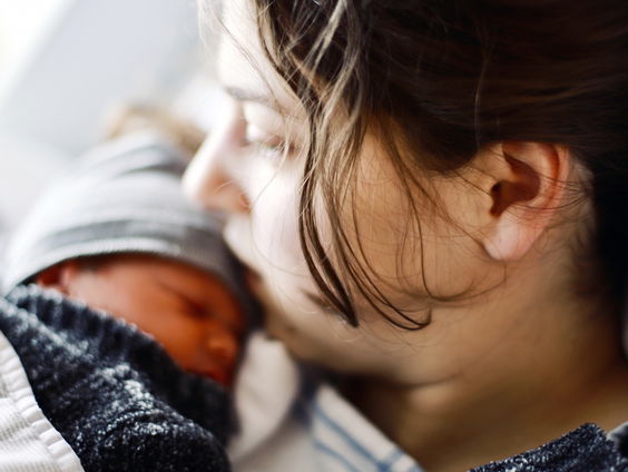 Vrouwen krijgen tijdens bevalling vaak knip zonder toestemming