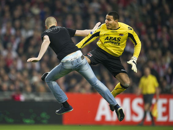 Terug naar 2011: AZ-Keeper Alvarado wordt aangevallen door hooligan en trapt terug
