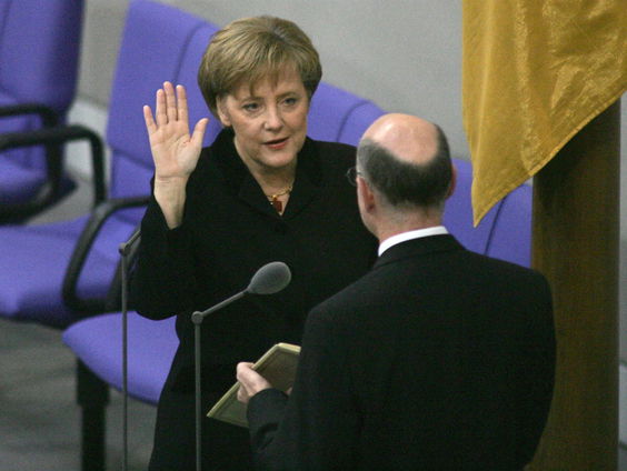 Terug naar Toen: Angela Merkel wordt eerste vrouwelijke bondskanselier van Duitsland