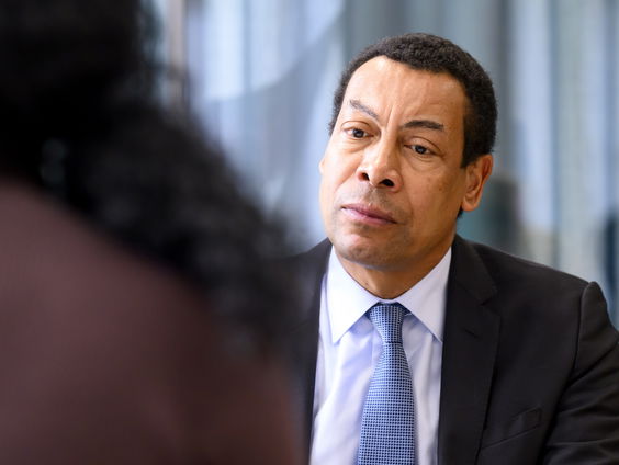 Ambtenaar kan nu vervolgd worden voor discriminatie: is dat wel zo'n goed plan?