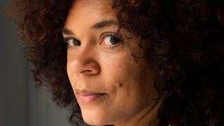 Dichter des Vaderlands Babs Gons eert Orange the World met voordracht