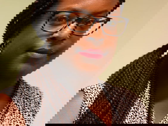 Journalist Nelly Rosa met het laatste nieuws op Curaçao