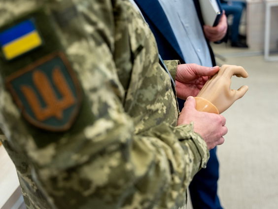 350 handprotheses met Nederlands ontwerp naar Oekraïne