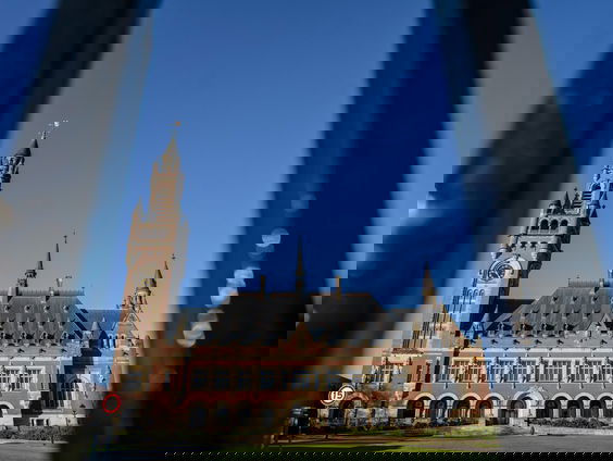 De Tijdcapsule: journalist Stephanie van den Berg over het Internationaal Gerechtshof en een historische ...