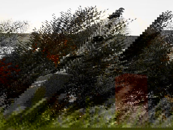 Meer vrouwen op sokkels!