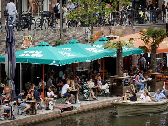 Dronken studenten, pas op met grachten!