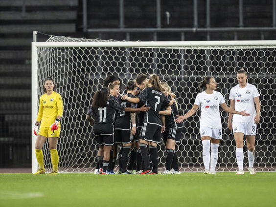 Ajax-trainer Suzanne Bakker na 6-0 winst op Zürich: 'Hele grote stap gezet'