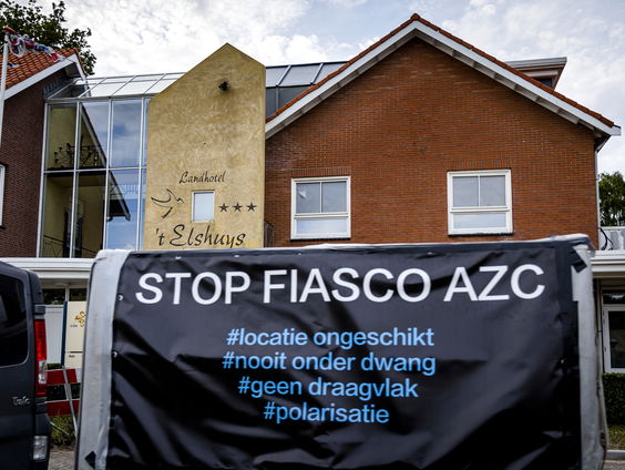 Waarom wordt er een jaar na dato nog steeds geprotesteerd in Albergen tegen het azc?