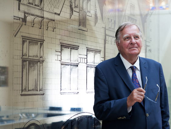 Theoloog en dichter Huub Oosterhuis (89) is overleden